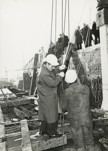 ZZG-1967 Zierikzee. Westhavendijk. Reconstructie van de loswal bij 't Luitje. Met burgemeester Th.H. de Meester op de ...