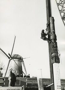 ZZG-1968 Zierikzee. Westhavendijk. Reconstructie van de loswal bij 't Luitje met op de achtergrond molen de Haas