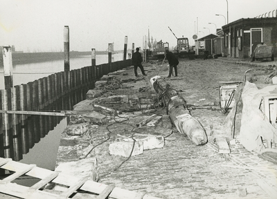 ZZG-1970 Zierikzee. Westhavendijk. Reconstructie van de loswal bij 't Luitje. Het verbreden van de kade