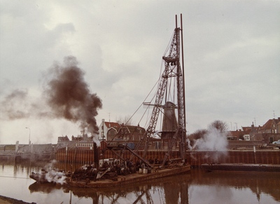 ZZG-1971 Zierikzee. Westhavendijk. Reconstructie van de loswal bij 't Luitje. Het aanbrengen van damwandprofiel voor ...
