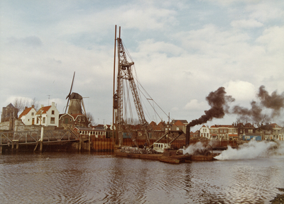 ZZG-1972 Zierikzee. Westhavendijk. Reconstructie van de loswal bij 't Luitje met rechts het Bolwerk en molen de Haas. ...