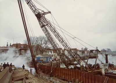 ZZG-1973 Zierikzee. Westhavendijk. Reconstructie van de loswal bij 't Luitje. Het heien van betonpalen voor de ...
