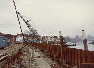 ZZG-1974 Zierikzee. Westhavendijk. Reconstructie van de loswal bij 't Luitje. Het heien van betonpalen voor de ...