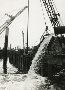 ZZG-1976 Zierikzee. Westhavendijk. Reconstructie van de loswal bij 't Luitje. Het droogpompen tussen damwand en kade om ...