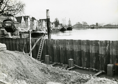 ZZG-1977 Zierikzee. Westhavendijk. Reconstructie van de loswal bij 't Luitje. Droogpompen damwand en oude kade, waarna ...
