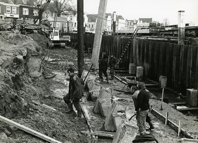 ZZG-1979 Zierikzee. Westhavendijk. Reconstructie van de loswal bij 't Luitje. Het heien van betonpalen voor de ...