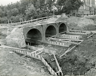ZZG-1990 Zierikzee. Restauratie/vernieuwing van de Westbrug (Zuidwellebrug). De brug was te smal voor de toekomstige ...