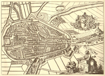THA-0310 De Stadt Zieric-Zee in Plattegront. Zierikzee. Stadsplattegrond gemaakt voor 1696, de gebouwen gezien in opstand.
