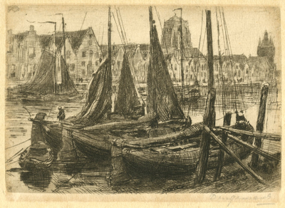 THA-1766 Zierikzee. Vissersschepen in de Nieuwe Haven, gezien vanaf het Oranje Bolwerk. Rechts de Zuidhavenpoort. In ...