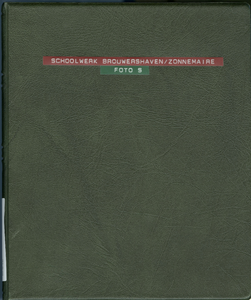 130 Schoolwerk Brouwershaven/Zonnemaire. Plakboek met foto's samengesteld door ds. D. Schneider, die van 23 mei 1982 ...