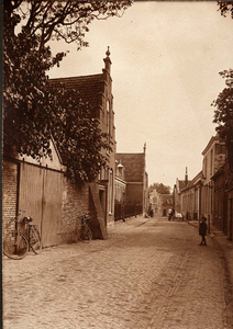 A-0021 Manhuisstraat te Zierikzee.. Zierikzee. Manhuisstraat. Het hoge huis rechts is de voormalige Franse ...