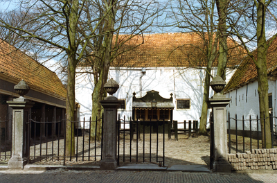 A-0157 Zierikzee. Sint Domusstraat. Vismarkt (voormalig Sint Jacobshofje), indertijd gesticht voor het huisvesten van ...