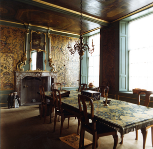 A-0187 Zierikzee. Burgerweeshuis. Interieur van de Regentenkamer in Rococo-stijl met goudlederen behang uit circa 1750, ...