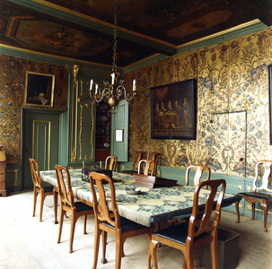 A-0188 Zierikzee. Burgerweeshuis. Interieur van de Regentenkamer in Rococo-stijl met goudlederen behang uit circa 1750, ...