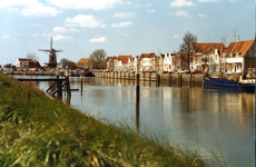 A-0204 Zierikzee. Nieuwe Haven, gezien vanaf de Engelse Kade. Met zicht op stellingmolen molen Den Haas aan 't Luitje. ...