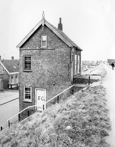 A-0217 Bruinisse. Steinstraat. Oesterloods van de firma Van den Berg, afgebroken i.v.m. de dijksverhoging in 1978.