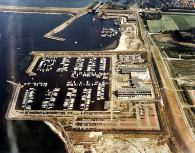 A-0231 Bruinisse. Jachthaven (onder) en werkhaven (boven). Rechts de Hageweg/Noorddijk en Aqua Delta, boven de Rijksweg ...