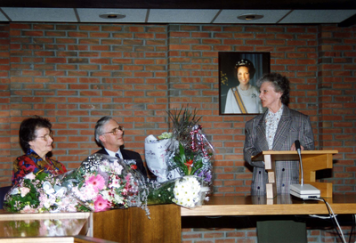 A-0765 Bruinisse. Uitreiking koninklijke onderscheiding aan A. van Kooten-Langerak, door burgemeester B. Vogelaar.