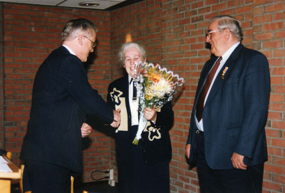 A-0822 Bruinisse. Molenstraat. Mevr. Hoogerheide krijgt bloemen van burgemeester A. Vogelaar, nadat haar man dhr. H. ...