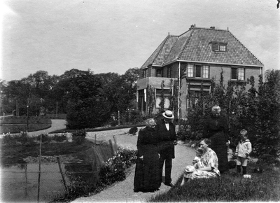 A-10292 Oosterland. Molenweg. Villa 'Oostkenshil' Jan Cornelis van der Have met zijn familie in de fraai aangelegde ...