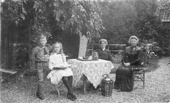 A-10307 Nieuwerkerk. Links Dana Johanna Giljam-van der Have (1853-1931). De overige personen zijn niet bekend