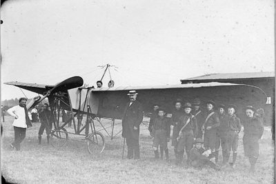A-10371 Oosterland. Henri Bakker en zijn Condor vliegmachine. Met strohoed burgemeester J.C. van der Have