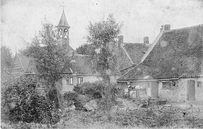 A-10403 Sirjansland. Huizen in het dorpje, met op de achtergrond het torentje van de oude kerk, die in 1958 werd afgebroken