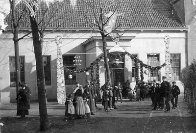 A-10411 Ouwerkerk. Burgemeester B. G. van der Have viert zijn 25-jarig ambtsjubileum. De ingang van de o.l. school is ...