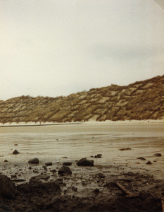A-11171 Westenschouwen. Het strand met restanten van de vroegere bebouwing