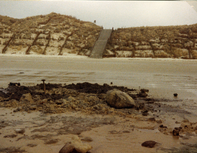 A-11172 Westenschouwen. Het strand met restanten van de vroegere bebouwing