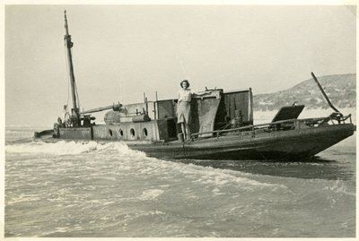 A-11487 Westenschouwen. Strand. Een Duitse mijnenlegger in de zomer van 1945