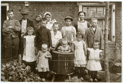 A-11534 Westerschouwen. Familie Bom-Frederiks voor hun woning in 1925. Op de foto staan v.l.n.r. 1: Marien, 2: Pa bom, ...