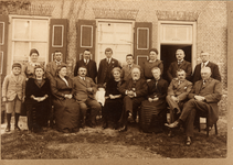 A-11536 Westenschouwen. Familiefoto voor boerderij Duinoord in 1924. Staand v.l.n.r. 1: B. Dalebout, 2: Netta ...