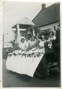 A-11583 Burgh. Koninginnedag 1939. De meisjesvereniging 'Wees een Zegen'. V.l.n.r. Mevr Saraber, Jaantje Groenleer, ...