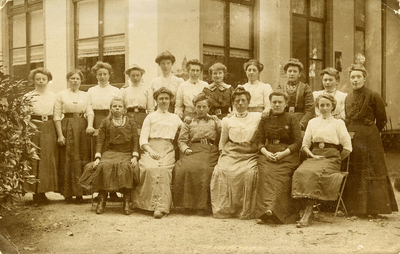 A-11588 Burgh. ,,Grote meisjesvereniging van de Hervormde kerk omstreeks de Eerste Wereldoorlog. Op de bovenste rij ...