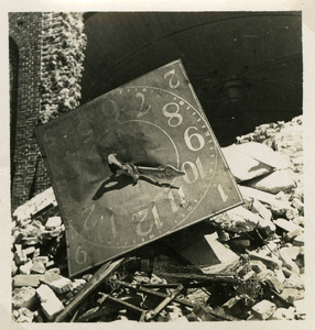 A-11627 Burgh Ned. Herv. Kerk op de Ring 5januari 1945 met de wijzerplaat van de toren. Wijzerplaat van de klok