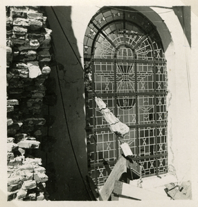 A-11628 Ned. Herv. Kerk op de Ring 5januari 1945 met het fraaie glas in lood raam van de kerk.
