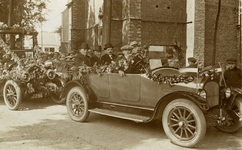 A-11640 Haamstede. Ring. Rijtoer voor de nieuwe burgemeester dhr J.A. van Zuilen. Achter in de auto v.l.n.r. C. ...