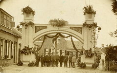 A-11642 Haamstede. Feestboog. In afwachting van het bezoek van Koningin Wilhelmina en Prins Hendrik op 9 augustus 1924