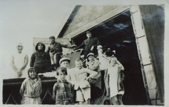 A-11679 Burghsluis. Een foto van 1934 van de reddingsboot Prinses Juliana. De personen op de foto die op de boot staan ...