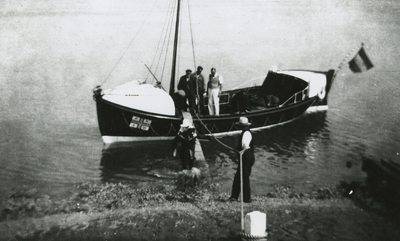 A-11692 Burghsluis. De Reddingsboot Prinses Juliana met aan het roer schipper H v/d Est. Periode ca. 1936