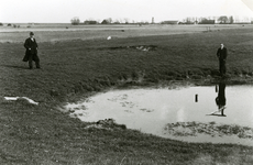 A-11707 Tussen Burgh en Koudekerke ligt Brabers. Hier Links op de foto de bekende amateurarcheloog Johannes Adriaan ...