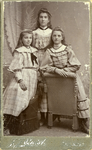A-12103 V.l.n.r.: Maatje Petronella Vis (Noordgouwe 1.2.1892), dochter van Andries Adriaan Vis en van Lena van der ...