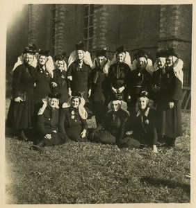 A-12881 Zierikzee. Leden van de Hervormde Vrouwenvereniging 'Priscilla' uit Haamstede. Opgericht in 1935