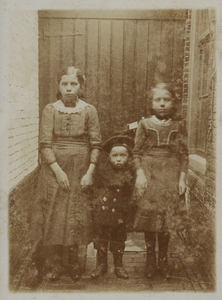 A-12932 Bruinisse. Enkele onbekende kinderen, waarschijnlijk van de fam. Bolijn, in de toen gebruikelijke kleding