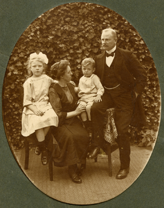 A-12985 Zierikzee. Appelmarkt. V.l.n.r. Pieternella, moeder Anna Catharina Adelheid Ochtman-Kuhn, zoon Johan Heinrich ...