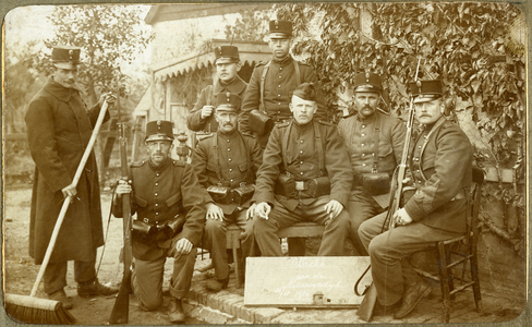 A-12989 Locatie onbekend. 'Wacht aan de Nieuwendijk 01-10-1914'. Landstorm. Geheel rechts Pieter Jacob Ochtman