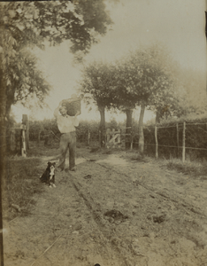 A-13024 Henri de Bruijcker met fruitmand aan de ingang van de boomgaard