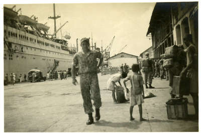A-13052 Indonesië. Java. Priok. Vertrek van het Zeeuwse Bataljon naar Sumatra. Sergeant De Putter, links het schip de ...