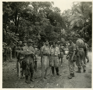 A-13058 Indonesië. Sumatra. Indaroeng. Gevangen genomen T.R.I. strijders na een actie van het bataljon bij de cementfabriek